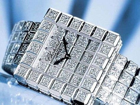 6. The Chopard Super Ice Cube Giá: 1,1 triệu USD Chiếc đồng hồ này có 60 viên kim cương, là một tác phẩm xuất sắc của Thụy Sĩ.18 ca rat kim cương màu vàng được đính trên vòng đeo tay, còn lại là kim cương trắng được đính trên vòng quay số. Không chỉ đẹp, chiếc đồng hồ này còn có tính năng đáng kinh ngạc là chống xước và chống nước.